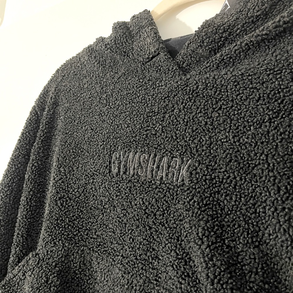 GYMSHARK slightly cropped hoodie with logo (preloved)